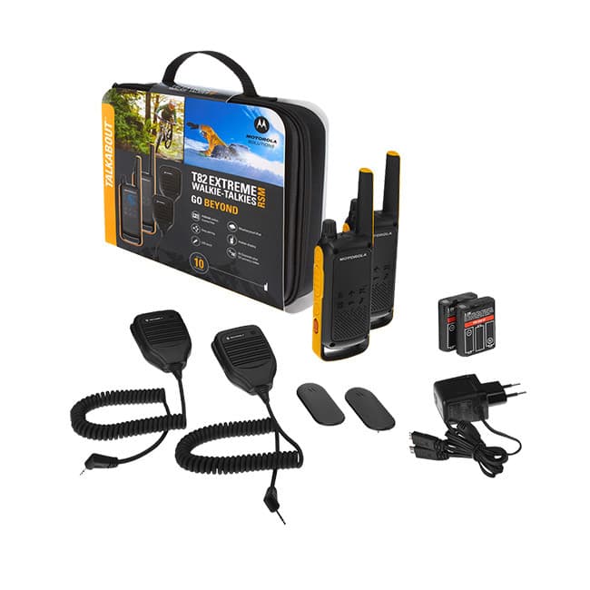 Obsah balení Motorola TALKABOUT T82 Extreme Twin Pack rozložený na bílém pozadí, včetně radiostanic, RSM mikrofonů, obalu a nabíječky.