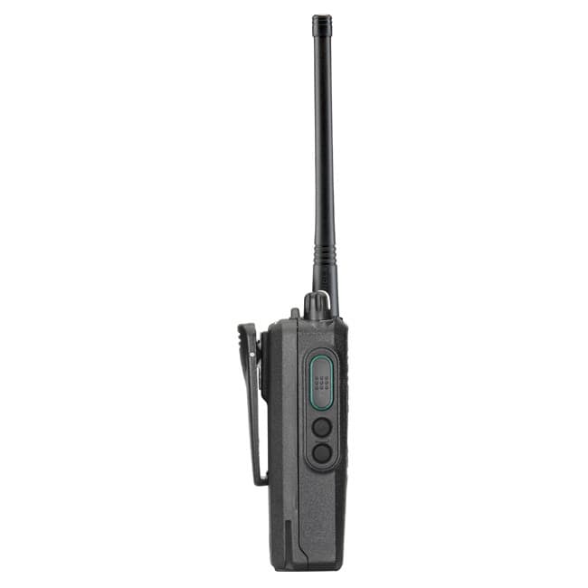 Boční pohled na radiostanici Motorola P165 VHF s anténou. Viditelný je klips pro upevnění na opasek a boční tlačítka pro ovládání.