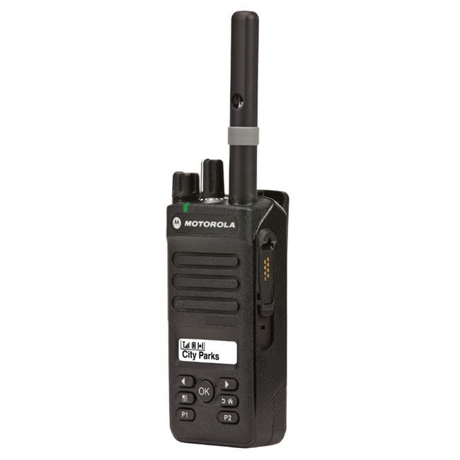 Radiostanice Motorola DP2600 UHF shora z levé strany, pohled na mikrofon, otočné ovladače a boční konektor PMLN8304.