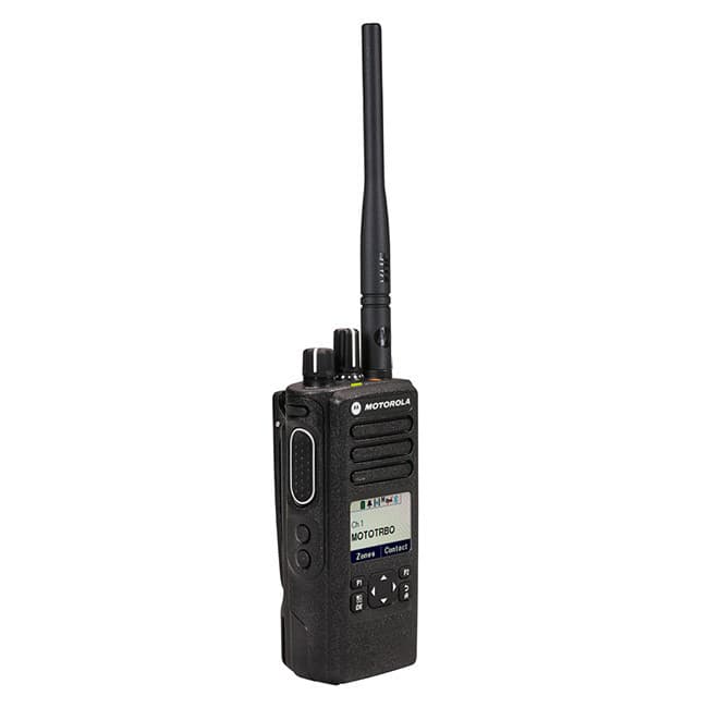 Čelní pohled na radiostanici Motorola MOTOTRBO™ DP4600e VHF s displejem zobrazujícím "Ch 1 MOTOTRBO", klávesnicí a dlouhou anténou.