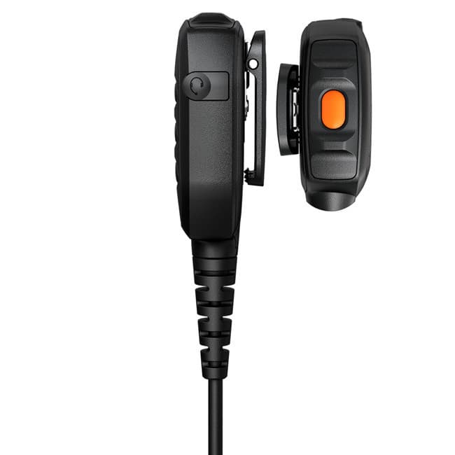 Boční pohled na externí mikrofon/reproduktor Motorola PMMN4131 a otočný držák IMPRES RM730 s oranžovým tlačítkem.