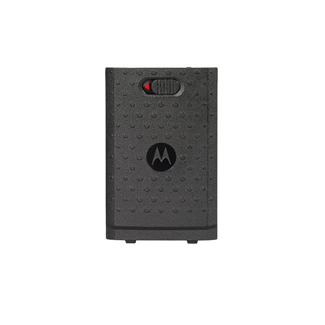 Detailní pohled na černý kryt baterie PMLN7074 pro radiostanice Motorola SL1600/SL2600. Povrch s protiskluzovou texturou a logem Motorola, v horní části viditelný červený posuvný zámek.