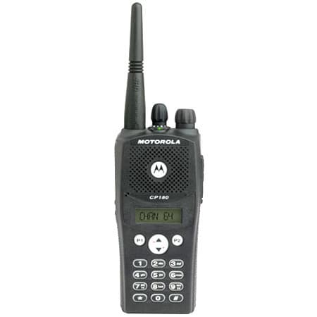Čelní pohled na černou radiostanici Motorola CP180 VHF s anténou, mřížkou reproduktoru, displejem a numerickou klávesnicí.