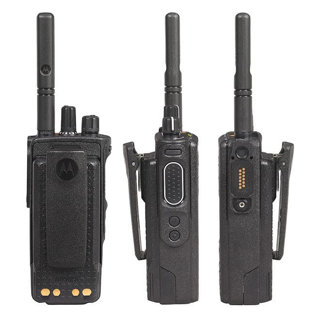 Zadní pohled na radiostanici Motorola MOTOTRBO™ DP4800e VHF s klipem, boční pohled s PMLN8304 konektory pro příslušenství a pohled shora na nabíjecí kontakty.