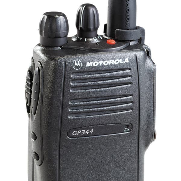 Detail horní části radiostanice Motorola GP344 UHF, viditelný reproduktor, mikrofon, červené PTT tlačítko a ovládací prvky s označením.