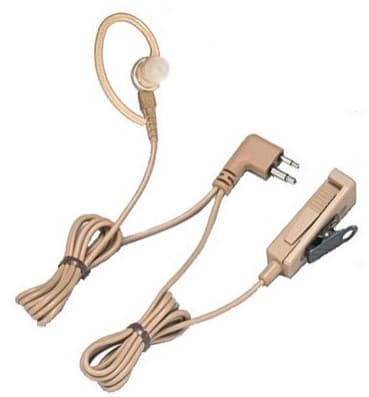 HMN9754 Sluchátko do ucha s mikrofonem PTT, čelní pohled na uchem nasazené sluchátko, kabel a lomený 2-pinový konektor.