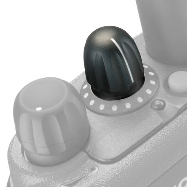 Detail ovladače přepínání kanálů Motorola 3680530Z02 nasazeného na radiostanici. Černý knoflík s bílou značkou mezi dvěma šedými. Zaostřeno na knoflík.