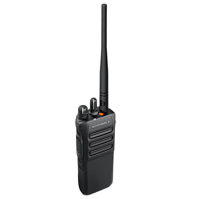 Šikmý pohled na radiostanici Motorola MOTOTRBO™ R7 NKP s anténou, ovládacími kolečky a programovatelnými tlačítky.