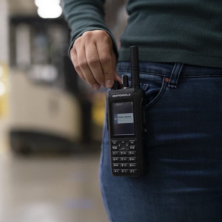 Radiostanice Motorola MOTOTRBO™ R7 v kapse kalhot, displej zobrazuje nastavení hlasitosti.