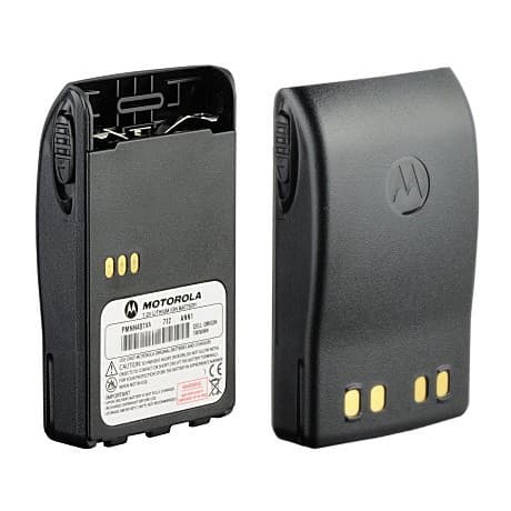 Detailní pohled na dvě baterie PMNN4074 Li-Ion 1400 mAh IP67 z různých úhlů, ukazující zlaté kontakty a bílou informační nálepku.