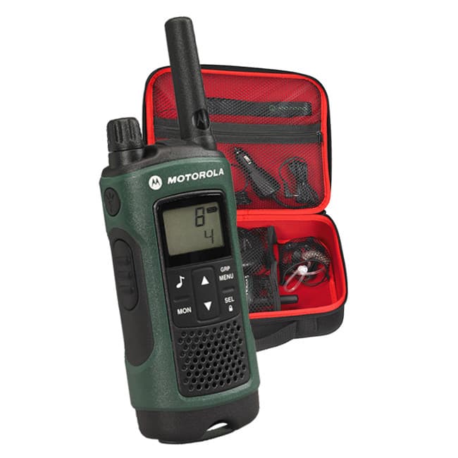 Radiostanice Motorola TLKR T81 Hunter Pack s černobílým displejem a klávesnicí, vedle otevřené červeno-černé brašny s příslušenstvím.