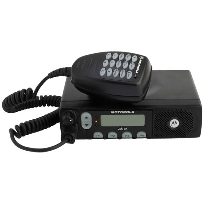 Radiostanice Motorola CM360 MB s položeným externím mikrofonem a numerickou klávesnicí PMLN8304 shora, z bočního pohledu.