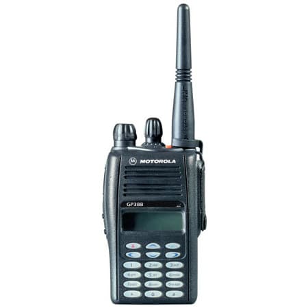 Detailní pohled na radiostanici Motorola GP 388 VHF zepředu. Zřetelně viditelný displej, klávesnice s číselnými tlačítky, anténa a logo Motorola.