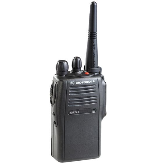 Mírně shora a vpravo focená radiostanice Motorola GP344 UHF, ukazující anténu a ovladače na horní straně.