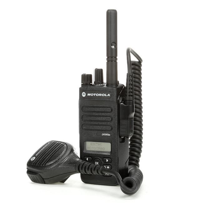 Radiostanice Motorola MOTOTRBO DP2600e VHF s připojeným externím mikrofonem PMNN4409 přímo na těle, zepředu.