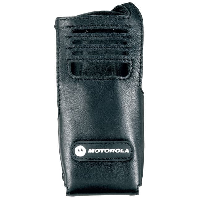 Přední pohled na černé kožené pouzdro PMLN5025 pro radiostanice DP340x. Detail prořezání pro reproduktor, logo Motorola.