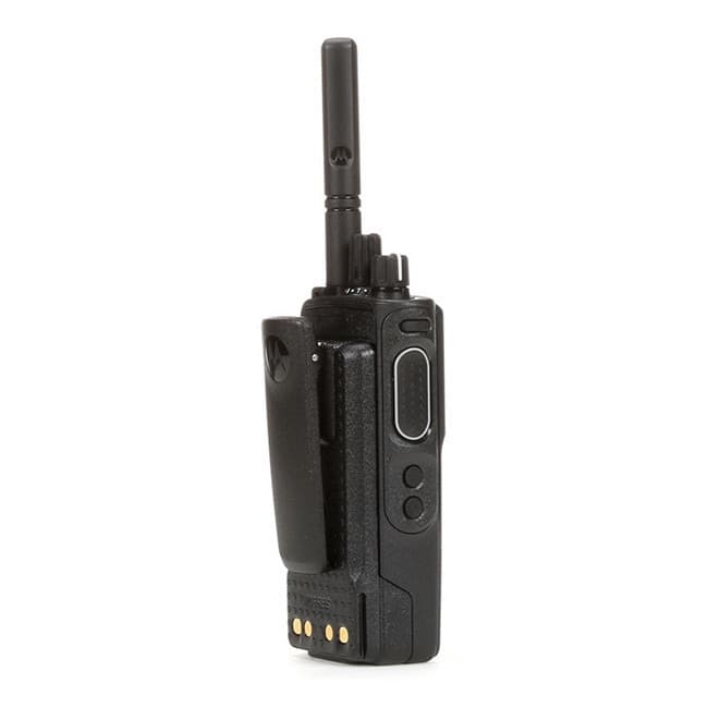 Radiostanice Motorola MOTOTRBO™ DP4400e UHF z boku s připojenou klipsnou PMLN8304 a konektory pro nabíjení.