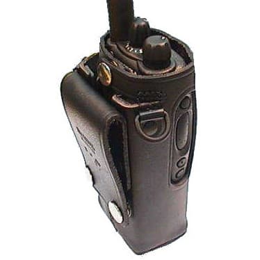 Kožené pouzdro na opasek HLN9689 na boku radiostanice Motorola, pohled shora na ovládací prvky a anténu.