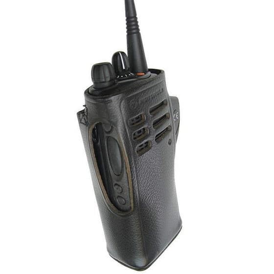Radiostanice Motorola s anténou zasazená v koženém pouzdru HLN9676, pohled z boku a shora se zřetelnými ovládacími prvky.