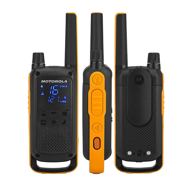 Tři úhly pohledu na radiostanici Motorola TALKABOUT T82 Extreme Twin Pack: displej s čísly, robustní boční tlačítka PTT a klips na opasek zezadu.