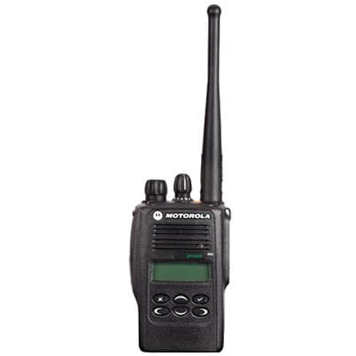 Čelní pohled na černou radiostanici Motorola GP 366-R UHF Submersible s anténou, displejem a tlačítky pod ním.