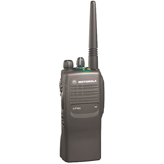 Čelní pohled na profesionální radiostanici Motorola GP340 UHF s anténou, kontrolkami, nápisem Motorola a GP340, a perforací mikrofonu.