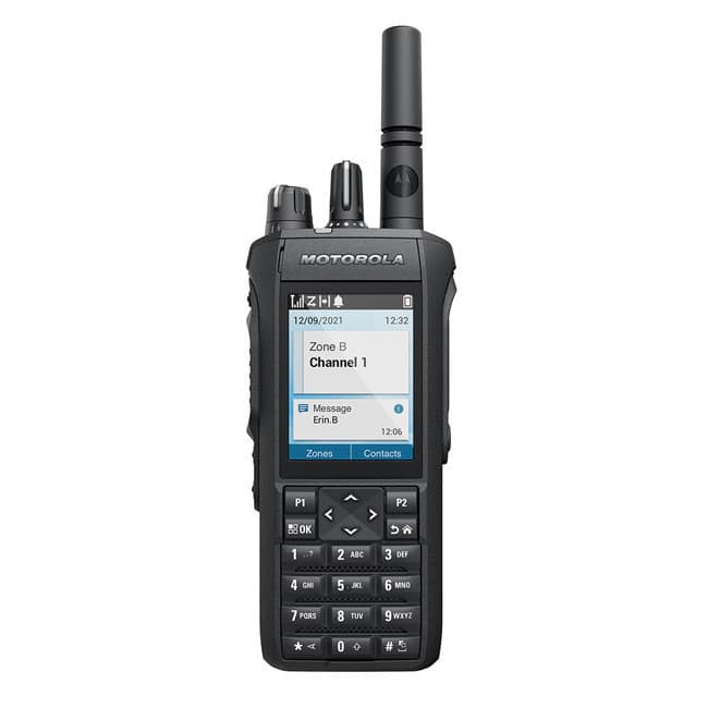 Detailní čelní pohled na radiostanici Motorola MOTOTRBO R7 FKP Premium s displejem, anténou a plnou klávesnicí.