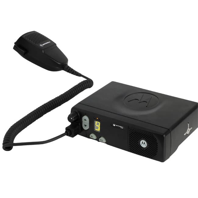 Černá radiostanice Motorola CM340 VHF s připojeným externím mikrofonem, viditelný LED displej a tlačítka P1, P2.