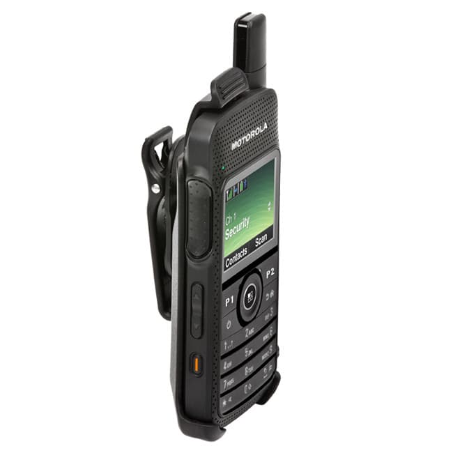Radiostanice Motorola SL4000 v černém provedení, s displejem ukazujícím "Ch 1 Security" a plnou klávesnicí, nasazená v opaskovém klipu, focená z boku mírně shora.