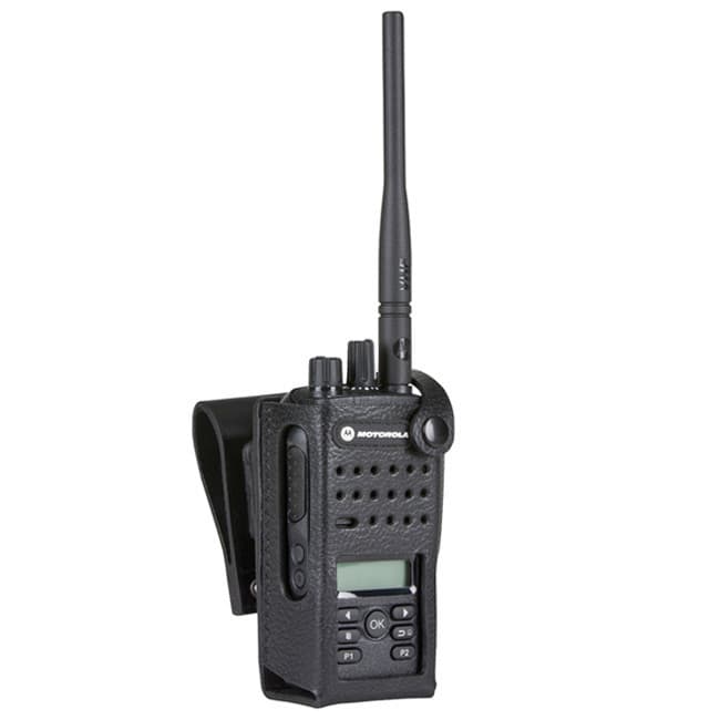Radiostanice Motorola DP2600e zasunutá v černém pevném koženém pouzdře PMLN5867 s poutkem na opasek, vidět zprava.