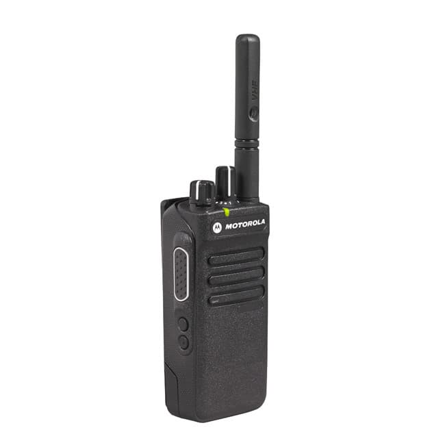 Detailní pohled zepředu na radiostanici Motorola MOTOTRBO DP2400e VHF s anténou, ovládacími tlačítky a nápisem Motorola.