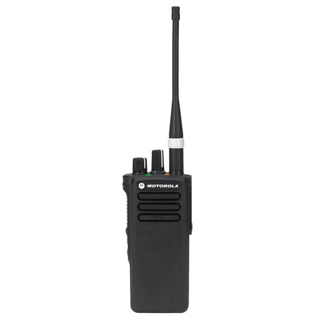 Radiostanice Motorola DP4400 UHF shora zepředu, s anténou, ovládacími prvky hlasitosti a zapínání/vypínání, PTT tlačítkem.