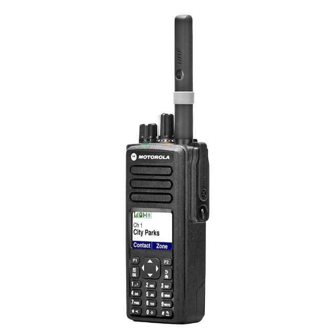 Mírně shora a zepředu pohled na radiostanici Motorola DP 4801 UHF s UHF anténou a displejem zobrazujícím "City Parks", viditelná i boční tlačítka.