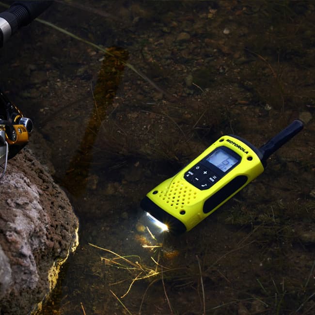Vysílačka Motorola TLKR T92 H20 PMR446 plovoucí ve vodě s aktivní svítilnou směřující k hladině.