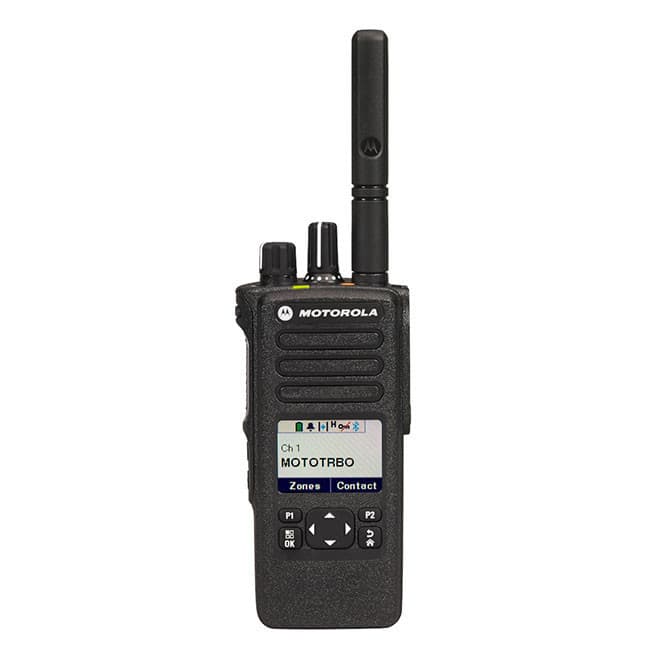 Radiostanice Motorola MOTOTRBO™ DP4601e UHF zepředu. Dominantní je displej s nápisem „MOTOTRBO“ a navigační klávesnice se čtvercovým designem.