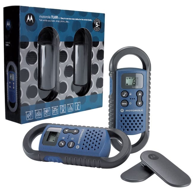 Obsah balení dvou radiostanic Motorola TLKR T3 a krytek pro baterie, krabice v pozadí.