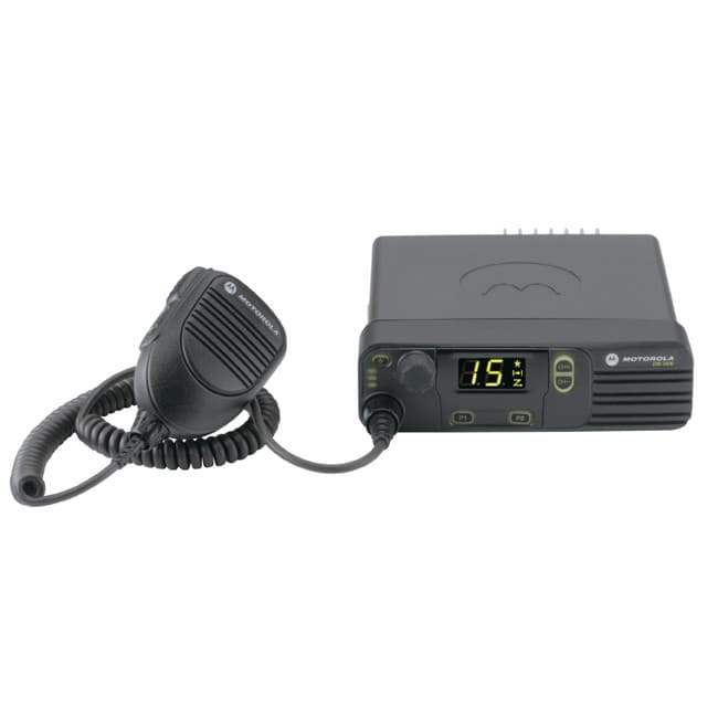Čelní pohled na radiostanici Motorola DM 3400 UHF a připojený mikrofon s krouceným kabelem. Na displeji svítí číslo 15.