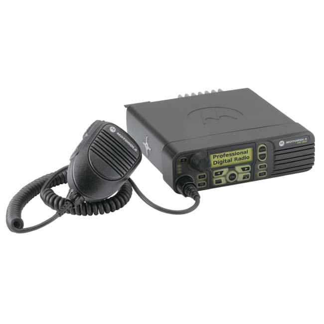 Radiostanice Motorola DM 3600 UHF s připojeným mikrofonem z pohledu shora. Viditelné chladící žebra na vrchu stanice a displej.