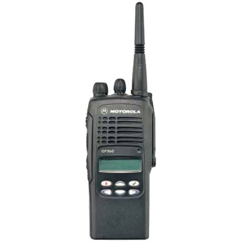 Čelní pohled na černou radiostanici Motorola GP360 UHF s anténou, mřížkou reproduktoru, displejem a tlačítky.