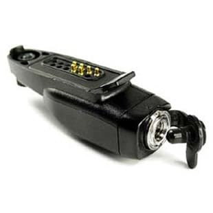 Šikmý pohled na černý audio adaptér Motorola PMLN4455 s 3.5 mm jackem. Viditelné zlaté kontakty pro připojení k radiostanici a šroubovací víčko.