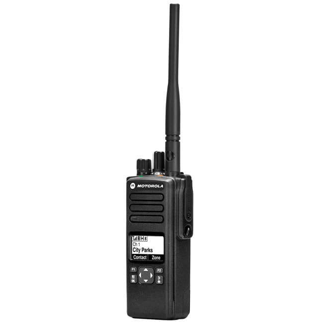 Čelní pohled na radiostanici Motorola DP 4600 VHF s displejem zobrazujícím „Ch 1 City Parks“ a zkrácenou klávesnicí.