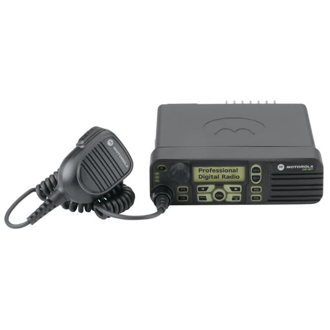 Čelní pohled na radiostanici MOTOROLA DM 3601 VHF s velkým displejem a připojeným mikrofonem.