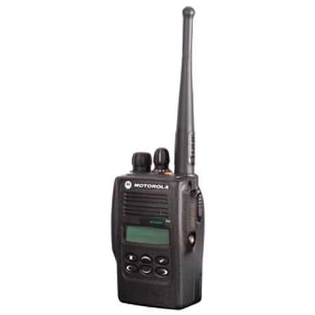 Radiostanice Motorola GP366-R zepředu z mírného úhlu s anténou, ovládacími kolečky nahoře a podsvíceným displejem s tlačítky.