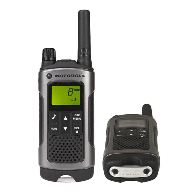 Detailní pohled na radiostanici Motorola TLKR T80 PMR446 zepředu s aktivním displejem a seshora z pravého úhlu.