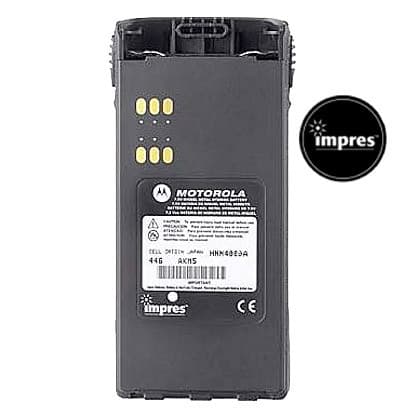 Detailní pohled shora na zadní část baterie PMNN4159 (HNN4003) IMPRES s viditelnými kontakty a štítkem Motorola.