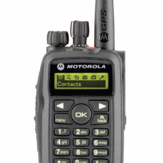 Detail displeje radiostanice Motorola DP 3600 UHF, numerické klávesnice s tlačítky menu, OK, back a anténou GPS.