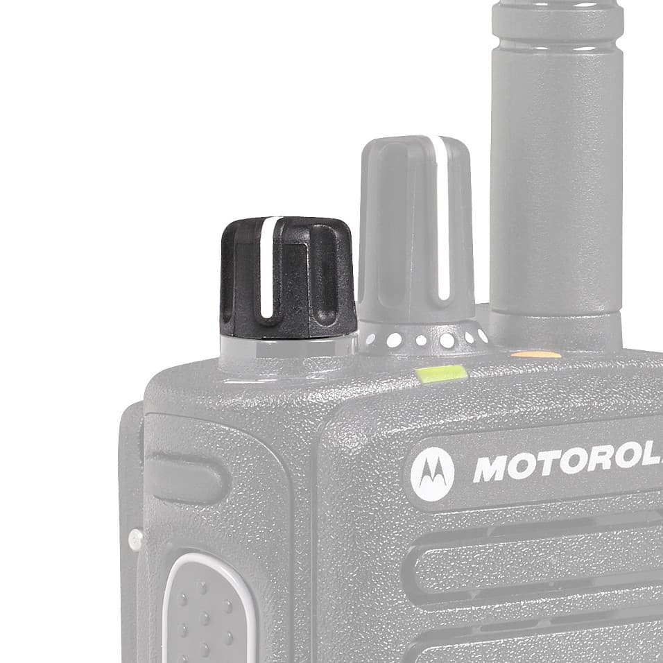 Ovladač Vyp/zap/Hlasitost 36012005001 nasazený na šedou radiostanici Motorola, pohled mírně shora a z boku. V pozadí další ovladač a anténa.