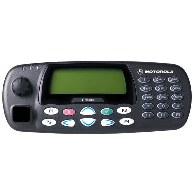 Detail čelního panelu radiostanice Motorola GM380 VHF z pohledu shora, s viditelným velkým displejem, kruhovým ovladačem a numerickou klávesnicí.