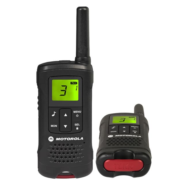 Dvě černé radiostanice Motorola TLKR T60 PMR446, jedna zepředu s displejem a klávesnicí, druhá nakloněná, s červeným krytem spodní části a logem TLKR.
