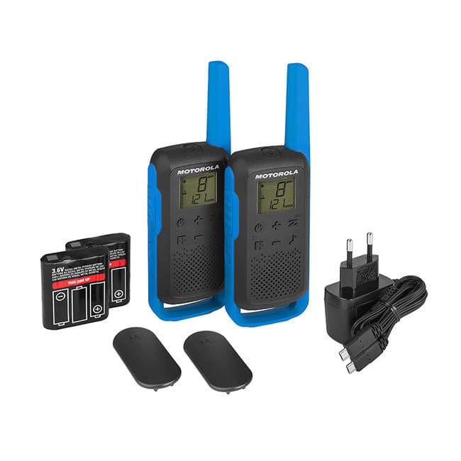 Obsah balení Motorola TALKABOUT T62 PMR446 Twin Pack: dvě modré vysílačky, dvě baterie, dva klipsy na pásek, bílá nabíječka s modrým USB kabelem.